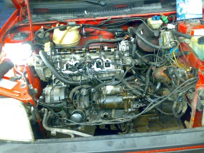 silnik w trakcie wyjmowania