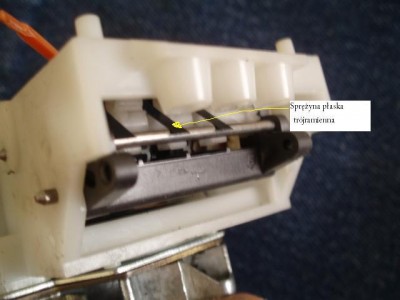 lic 008.jpg (38.79 KiB) Przejrzano 9759 razy Sprężyna płaska trójramienna z tyłu liczydła