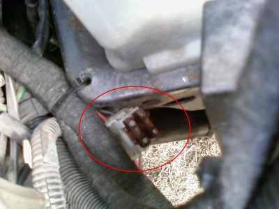 od czego moga byc te dwa bezpieczniki?? jakby wystaja z glownej wiazki, na pewno jeden jest od zasilania silniczka krokowego lub cos tego typu bo po wpieciu 1 z nich cos zalacza sie na chwilke jakby pompka