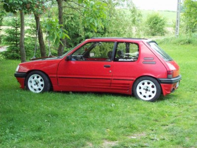 tak siedzi, tył chyba o ząbek :)