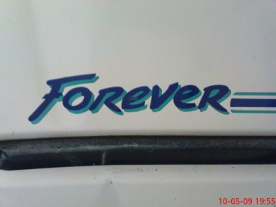 Napis Forever i wgniecione drzwi