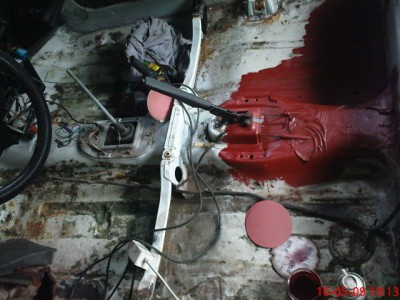 Farba antykorozyjna /to jedyne zdjęcie na ktorej ją widać -reszta podłogi jeszcze nie zrobiona