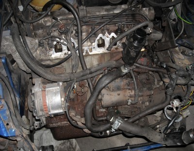 tak wyglądał silnik po kupnie samochodu i częściowych oględzinach ten cały bród to chłodnica która została pocięta złamanym wiatrakiem wentylatora