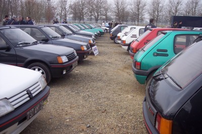 stoja obok siebie tam w oddali