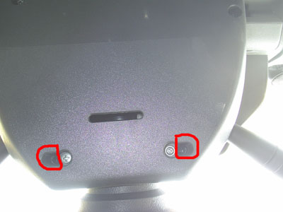 Krok 5: Od spodu kolumny kierowniczej należy odkręcić tylko 2 śrubki te w najgłębszych dziurkach reszty nei trzeba odkręcać do zdjęcia daszka. jedynei gdzy trzeba wymienić przełączyni wycieraczek stacyjke itp