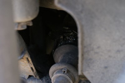 Wymiana kół na letnie odsłoniła uszkodzoną manszetę półosi.