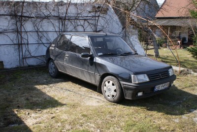 Autko przed myciem i wymianą kół na letnie