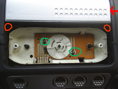 Krok 3: Odkręcamy kolejne 2 śrubki zaznaczone na czerwono. Na zielono zaznaczyłem żarówki podświetlające regulacje nawiewu. Zaznaczylem także strzałką aby podważyć śrubokrętem i wyciągnać plastik powyżej lub nawiewy w zależności od wersji aby był łatwiejs