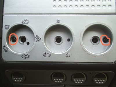 Krok 2: Po wyciągnieciu wszystich gałek mamy do odkręcenia 2 śrubki zaznaczone na fotce na czerwono. Po ich odkręceniu wyciągamy ten plastik od nawiewu.