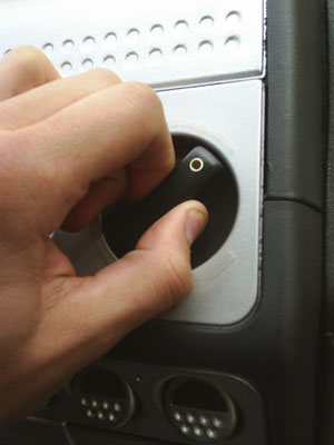 Krok1 zacznijmy od wyciągnięcia gałek od nawiewu wystarczy złapać i pociągnąc do siebie i tak pokolei wszystkie 3.