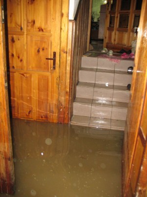 Wejście do mieszkania, woda już trochę opadła.