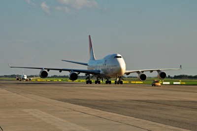 Na zdjęciu za 747 kołuje 737-4Q8 w barwach Enter Air. A przed jumbo jedzie Follow - Opel Corsa :)