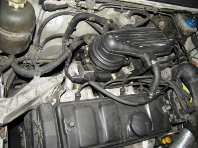 A tu ładnie widać jak mi farba z maski zostaje na obudowie wtrysku