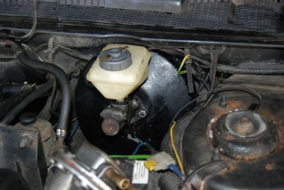 Większe serwo, teraz ładnie wypełnia miejsce dla niego przeznaczone, nie to co wcześniej :)<br />Mocowanie McPersona będzie ładnie wyczyszczone, bo teraz trochę straszy, ale to dopiero po jego zdjęciu.