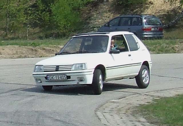 Minta z szerokim uśmiechem dowodziła, że da się lusterkiem dotknąć asfaltu na zakręcie ;)