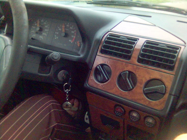 z profilu i w trakcie jazdy (zwróć uwagę na damską stopę przy pedale sprzęgła ;-)