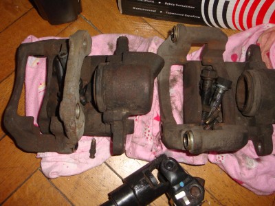 Zaciski rozebrałem i czekają aż je wyczyszczę i pomaluję. Od razu wymienię uszczelniacze i tłoczyska na nowe.