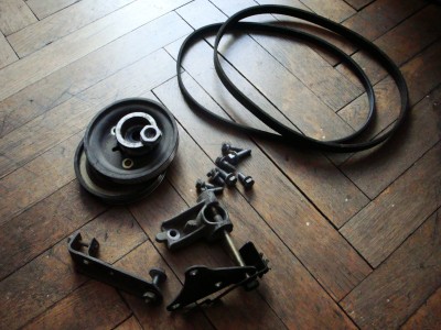 DSC00118.JPG (2.03 MiB) Przejrzano 7209 razy Klamoty do przełożenia alternatora za silnik (między przegrodę czołową a silnik)