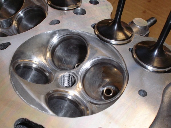 Gniazda wyfrezowane pod większe zawory na 3 kąty