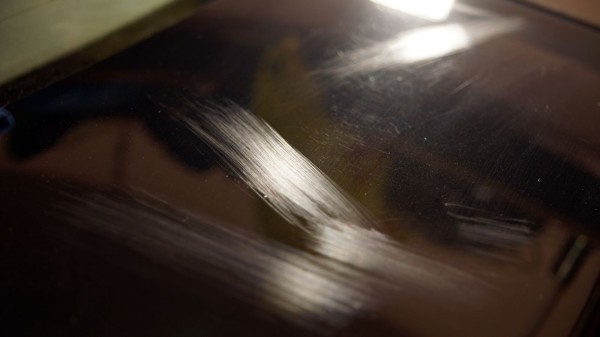 Wycianam grube rysy  papierem sciernym