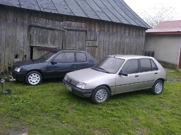 spot z kolegi autem przy okazji picia majówkowego.