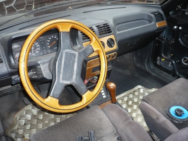 Kierownica jest chyba najlepiej zachowanym elementem całego auta. Ślady po kleju od taśmy trzymającej przypominacz dla starszego Pana o treści &quot;Światła&quot;