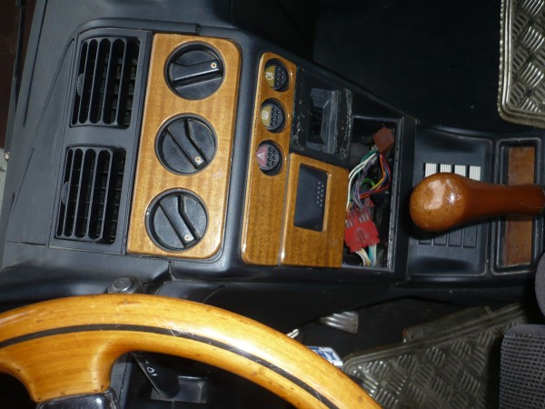 Brakuje drewnianego elementu przy zegarze