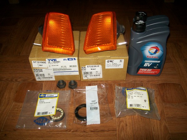 100_3742.JPG (2.59 MiB) Przejrzano 7436 razy Mrygacze TYC,<br />Simerringi pół osi,<br />Poduszka silnika,<br />Olej do skrzyni Total.<br />Nakrętki,