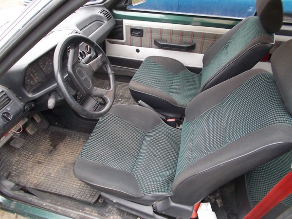 DSCN0799.JPG (496.48 KiB) Przejrzano 7784 razy Fotel kierowcy bezpośrednio na szynach, pasażera na mechanizmie podnoszenia.