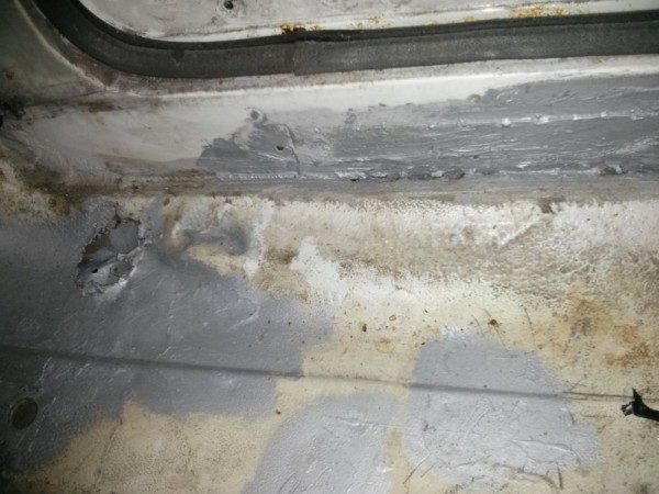 IMG_20140428_202935.jpg (138.73 KiB) Przejrzano 6055 razy Tutaj, widać ta w progu. Ktoś już wcześniej cos tam wstawił, ale nie spełnia to moich oczekiwań, w zasadzie jest tak, jakby tej łaty nie było, więc do zrobienia od nowa:)