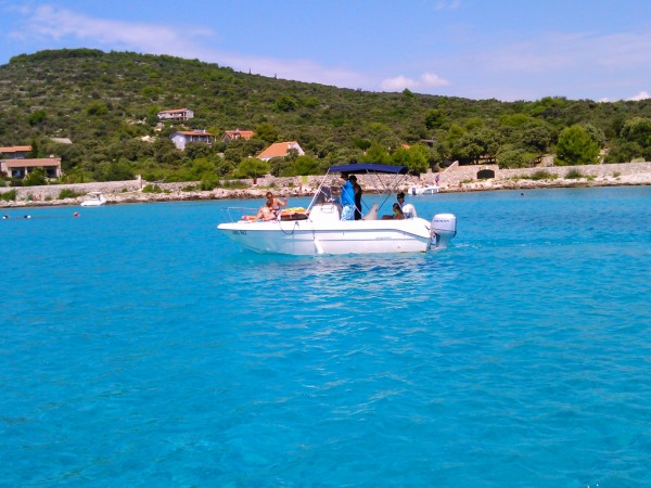 I jeszcze motorówka z ciekawą "rejestracją"