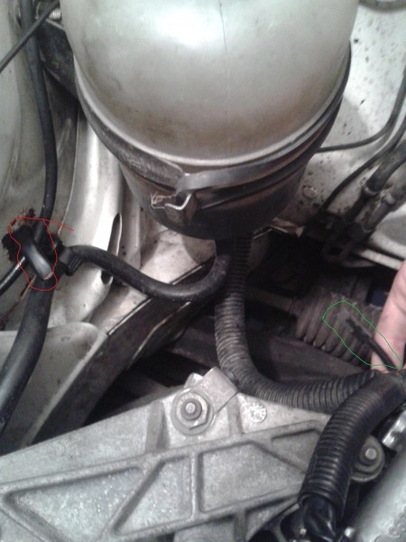 I zastanawiam sie nad tym kabelkiem ktory sobie zwisa z tyłu silnika za rozrusznikiem chyba zaznaczyłem na zielono a na czewono miejsce ktore wyglada tak jak by cos tam miało być w sumie miało by byc podpiete cos chyba