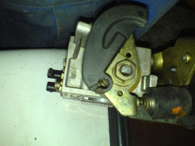 wezyk od przyspieszacza trzeba wlozyc na ten mniejszy krociec