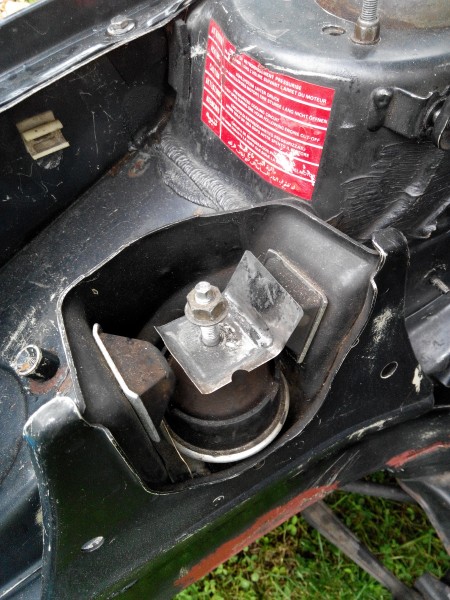 Czy ta blaszka to jakiś dodatek poprzedniego właściciela? Bo dzwoni strasznie.