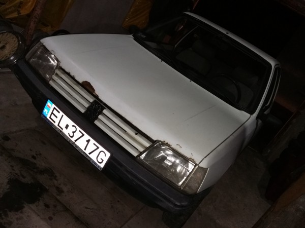 Foto pare dni po zakupie, jadąc do pracy odpadł mi kawałek szpachli z maski przy 100 :p Ubytek widoczny na foto