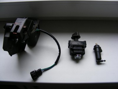 tak wyglądają elementy przygotowane do montażu w aucie, z prawej stary hydro korektor