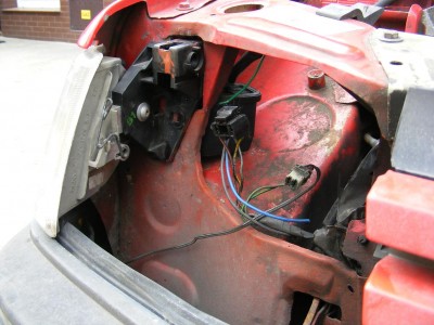 elementy zamocowane w aucie, teraz pozostało już tylko podłączenie się do instalacji reflektorów(silniczki działają tylko wtedy kiedy włączone są światła mijania)