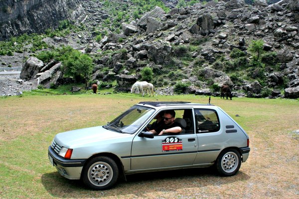 IMG_4940.JPG (1.35 MiB) Przejrzano 10680 razy W Górach Przeklętych, kilkanaście metrów od trasy SH20. W tle pasące się dzikie konie.