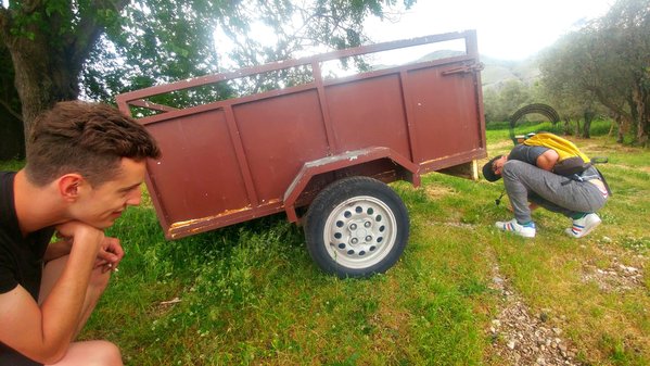 20180504_142211.jpg (852.47 KiB) Przejrzano 10315 razy Filipczak z Józkiem obczajają bałkański patent przyczepki na belce z 205-tki z felgami SL201