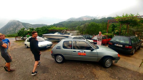 20180503_175422.jpg (632.59 KiB) Przejrzano 10674 razy Uśmiech ekipy wywołało znalezienie lokalnego warsztatu, którego właściciel gnił na podwórku wiele ciekawych eksponatów: od Łódki, Passata, przez Citroeny Dyane, Visę, XM-a, Xantię aż po 205 Greena i jakąś 309-tkę. Miny trochę nam zrzedły, gdy na fotelu jednego z samochodów dostrzegliśmy też dawno już zgniłego... kota.