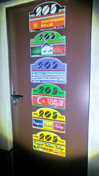 20180506_214238_HDR.jpg (508.24 KiB) Przejrzano 10306 razy Na koniec tradycyjnie magnes tripowy powędrował na drzwi garażu. Od 2013 roku srebrna strzała na ropę objechała wszystkie sześć wypraw!