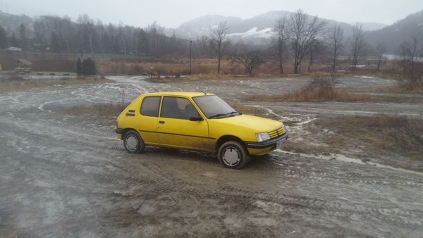 Opuszczony kamieniołom. Nie mogłem oprzeć się pokusie ubrudzenia autka.