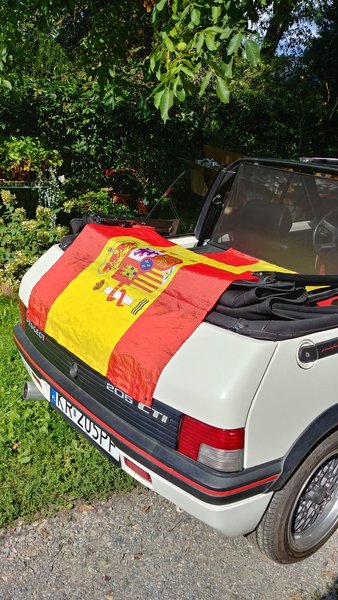 Flaga Hiszpanii w prezencie od ekipy z Madrytu
