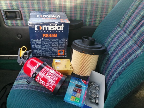 84289679_204576127331478_645708333923172352_n.jpg (1.15 MiB) Przejrzano 14350 razy Filtr powietrza, trochę oświetlenia no i gaśnica jeśli coś by się paliło przy drodze ;)