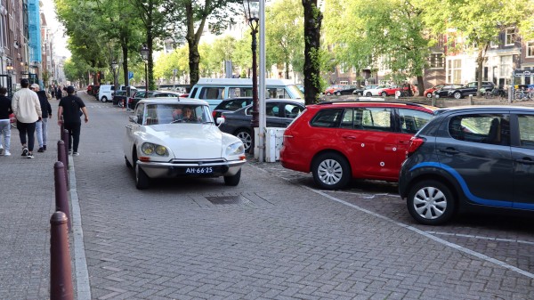 Na zdjęciu: Pani w Citroen DS szukająca miejsca do parkowania, VW T3 oraz Alpina B10 w tle